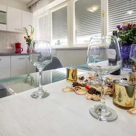 Daire Luxury Center - Two Bedroom With Balcony *