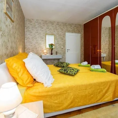 Apartment Luxury Center - Two Bedroom With Balcony *